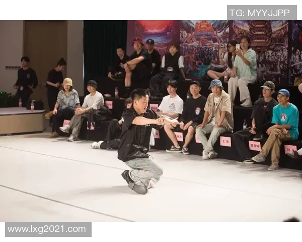 杭州街舞队战术解析:如何在比赛中有效盯防对手的技巧与策略 杭州街舞队战术解析:如何在比赛中有效盯防对手的技巧与策略